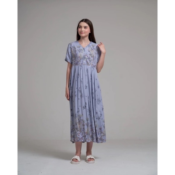 Flowery Dress with Pocket and Buttons, Tropical Design - Picture 1 of 11